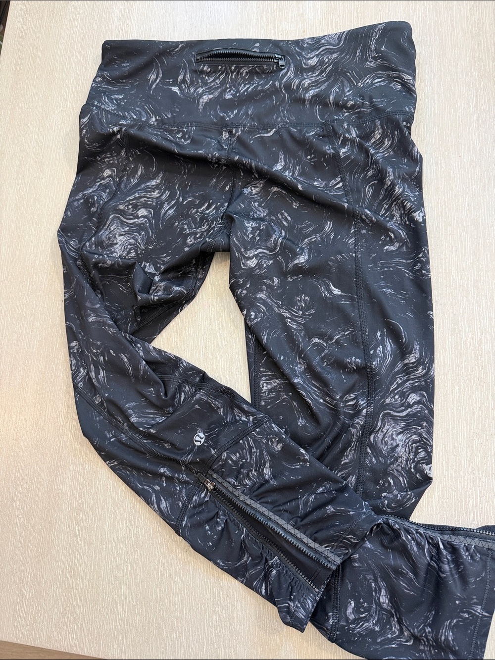 lululemon Black Marble Print cropped Leggings with 3 waist pockets